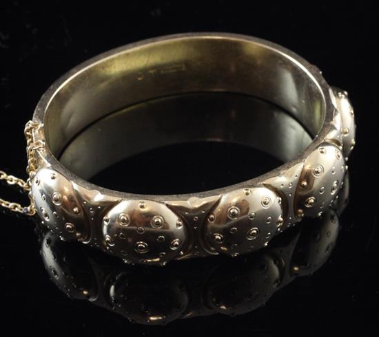 An early 20th century continental gold hinged bracelet, 30 grams.